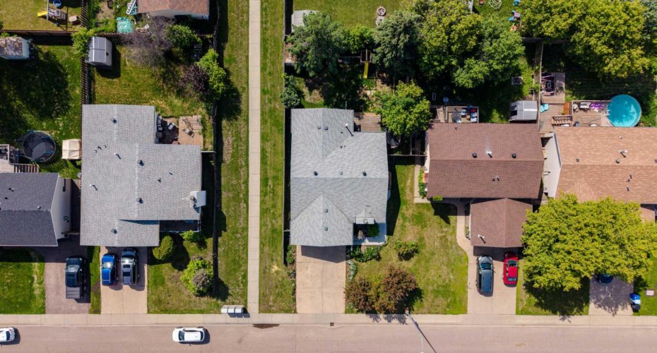 303 Cornwall Drive, Fort McMurray, Alberta T9K 1G7, 4 Bedroom Bedrooms, 0 ,3 BathroomBathrooms,Residential,For Sale,Cornwall,0,A2323552