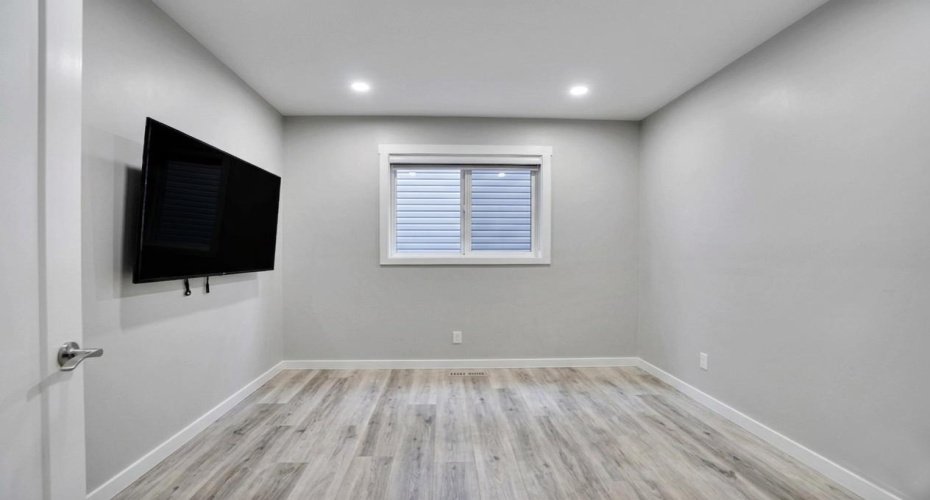 Main floor bedroom (5th bedroom above grade) 2 more in basement