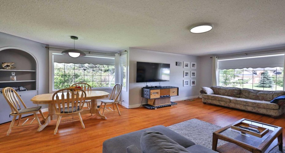 234 S 100 W, Raymond, Alberta T0K 2S0, 4 Bedroom Bedrooms, 0 ,2 BathroomBathrooms,Residential,For Sale,100 W,0,A2325459