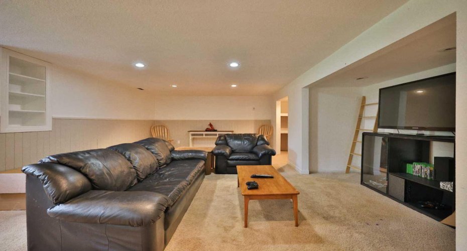 234 S 100 W, Raymond, Alberta T0K 2S0, 4 Bedroom Bedrooms, 0 ,2 BathroomBathrooms,Residential,For Sale,100 W,0,A2325459