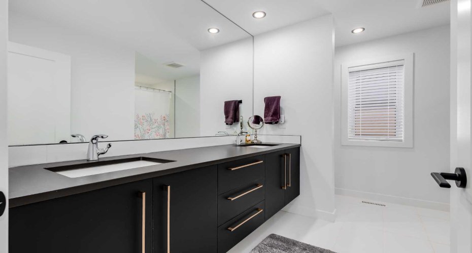 Upper floor bathroom