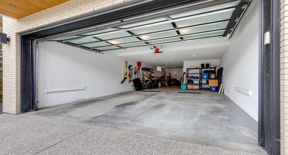 Triple tandem heated garage with 220 volt plug