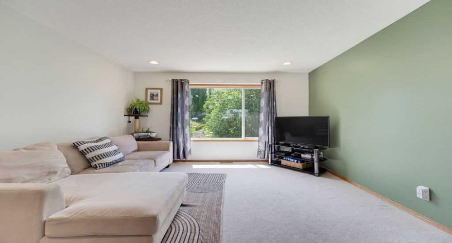 Bright & spacious bonus room.