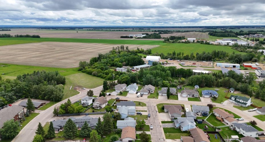 4404 54A Avenue, High Prairie, Alberta T0G 1E0, 5 Bedroom Bedrooms, 0 ,3 BathroomBathrooms,Residential,For Sale,54A Avenue,0,A2326562