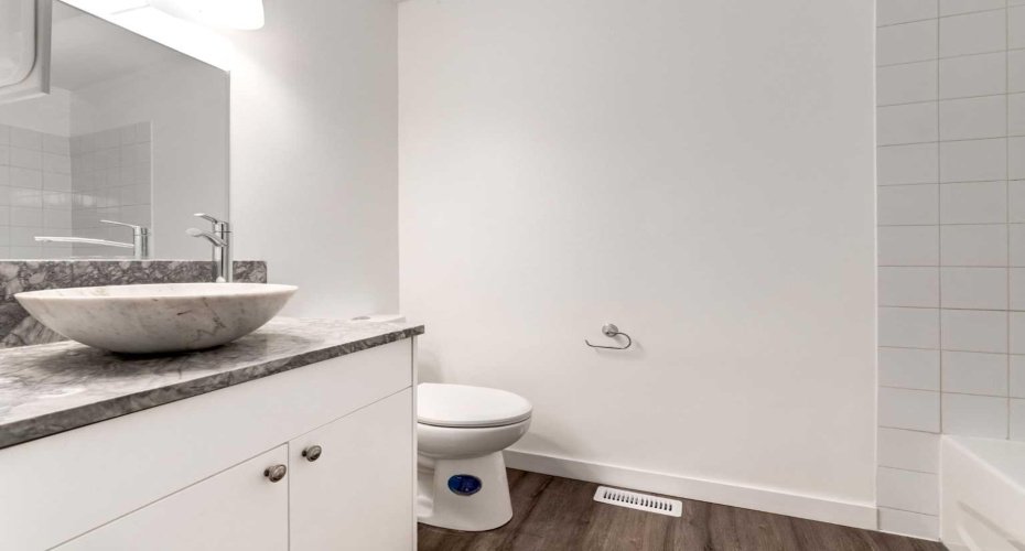 Full bathroom - new vinyl floor