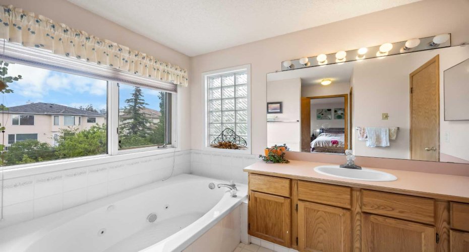 107 Hampshire Close, Calgary, Alberta T3A 4X9, 5 Bedroom Bedrooms, 0 ,4 BathroomBathrooms,Residential,For Sale,Hampshire,0,A2327029
