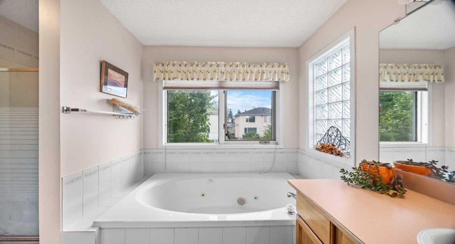 107 Hampshire Close, Calgary, Alberta T3A 4X9, 5 Bedroom Bedrooms, 0 ,4 BathroomBathrooms,Residential,For Sale,Hampshire,0,A2327029