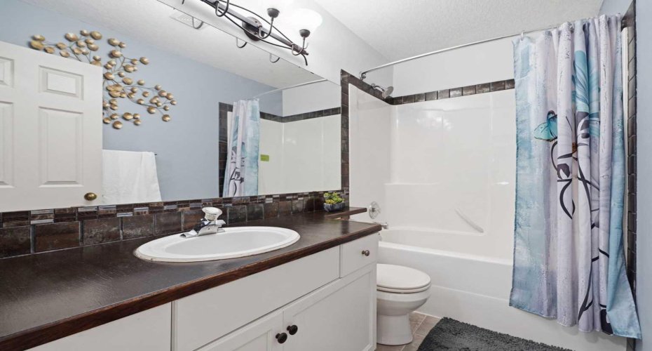 Upstairs main bath