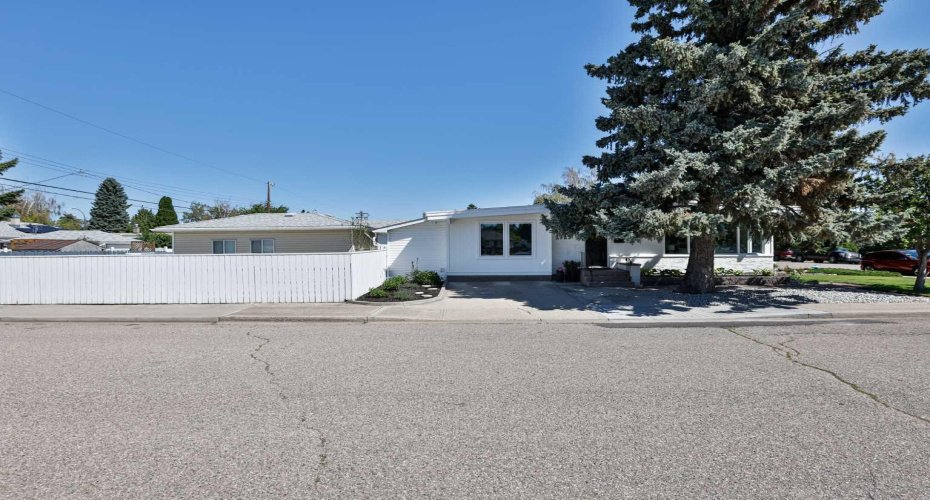 2925 11A Avenue, Lethbridge, Alberta T1K 0M5, 4 Bedroom Bedrooms, 0 ,2 BathroomBathrooms,Residential,For Sale,11A,0,A2327183
