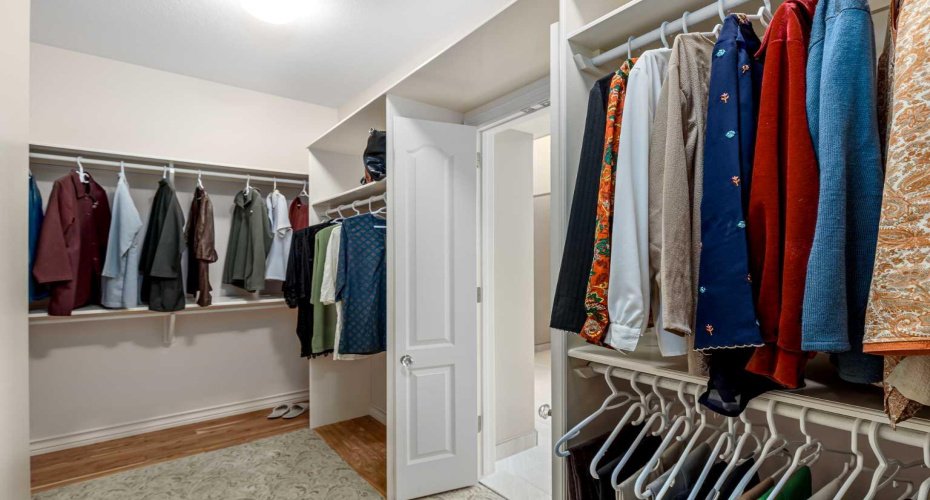 Primary suite walk-in closet
