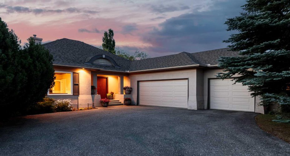 Welcome to 33 Ridge Pointe Drive in beautiful Heritage Pointe