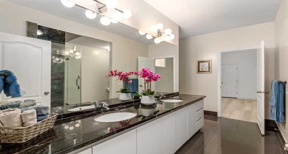 The bedrooms are connected by a spacious bathroom