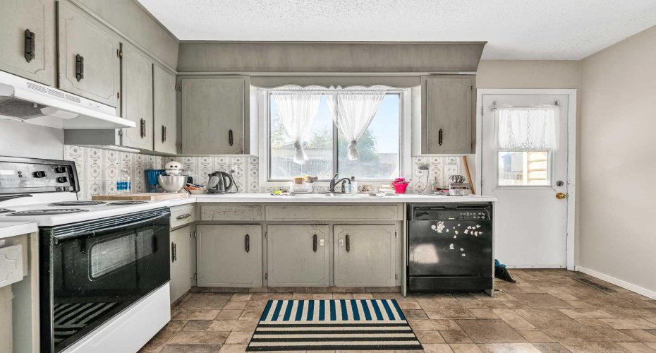 140 Dalhousie Road, Calgary, Alberta T3A 2H1, 3 Bedroom Bedrooms, 0 ,3 BathroomBathrooms,Residential,For Sale,Dalhousie,0,A2327325