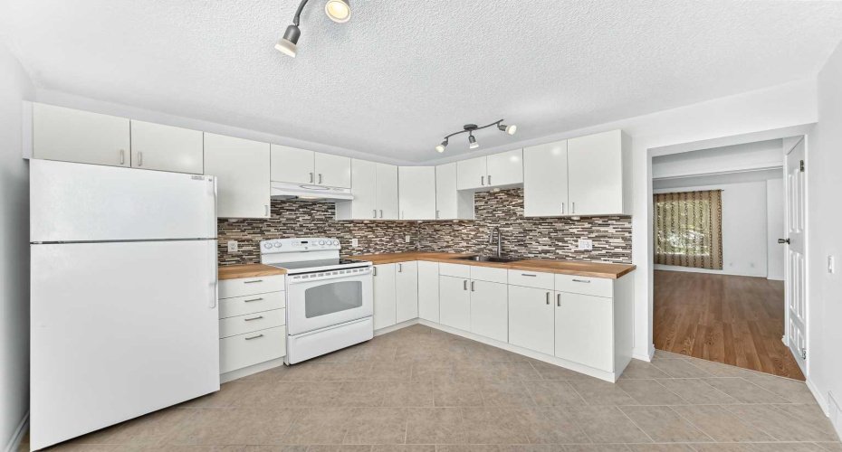 10 Erin Ridge Place, Calgary, Alberta T2B 2W8, 3 Bedroom Bedrooms, 0 ,2 BathroomBathrooms,Residential,For Sale,Erin Ridge,0,A2322175