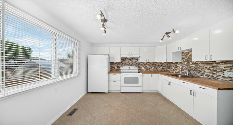 10 Erin Ridge Place, Calgary, Alberta T2B 2W8, 3 Bedroom Bedrooms, 0 ,2 BathroomBathrooms,Residential,For Sale,Erin Ridge,0,A2322175