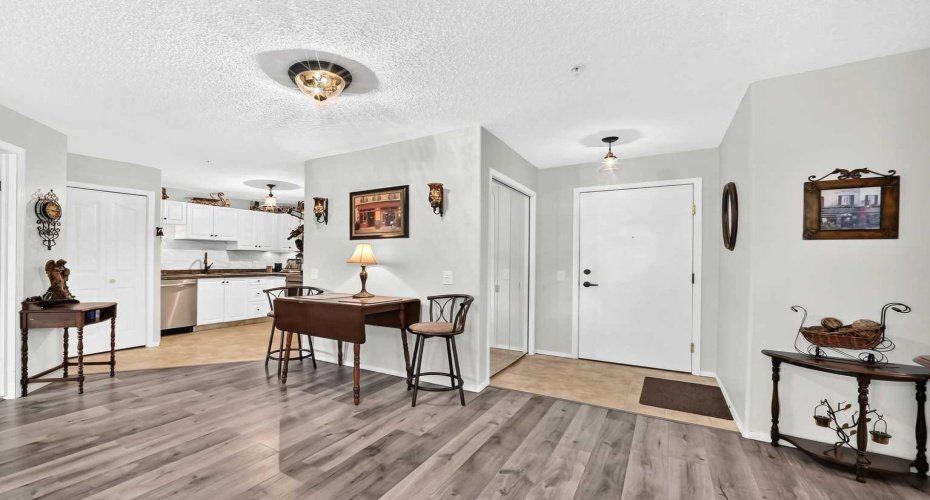 5000 Somervale Court, Calgary, Alberta T2Y4M1, 2 Bedroom Bedrooms, 0 ,1 BathroomBathrooms,Residential,For Sale,Somervale,0,A2322942