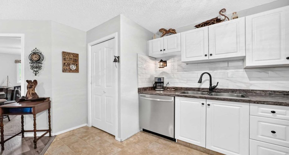 5000 Somervale Court, Calgary, Alberta T2Y4M1, 2 Bedroom Bedrooms, 0 ,1 BathroomBathrooms,Residential,For Sale,Somervale,0,A2322942