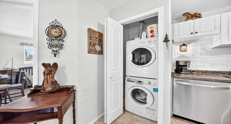 5000 Somervale Court, Calgary, Alberta T2Y4M1, 2 Bedroom Bedrooms, 0 ,1 BathroomBathrooms,Residential,For Sale,Somervale,0,A2322942