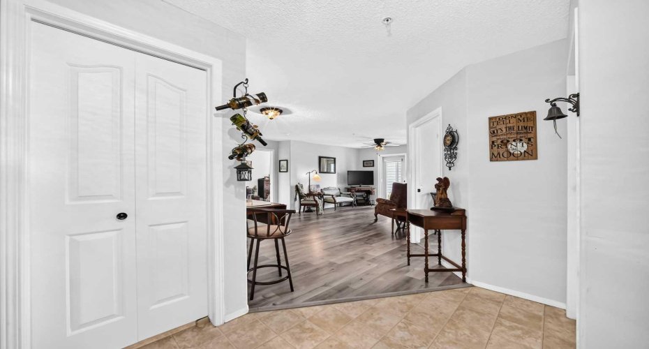 5000 Somervale Court, Calgary, Alberta T2Y4M1, 2 Bedroom Bedrooms, 0 ,1 BathroomBathrooms,Residential,For Sale,Somervale,0,A2322942