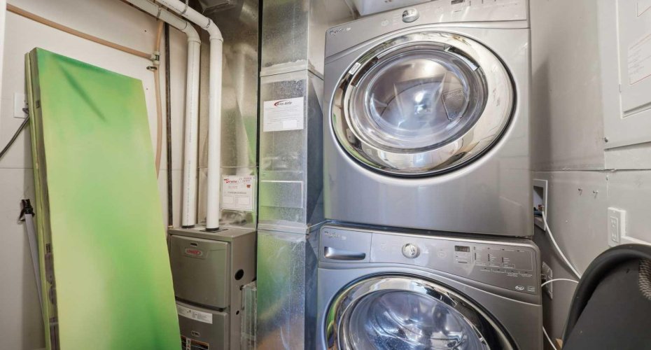 Utility room w/ laundry