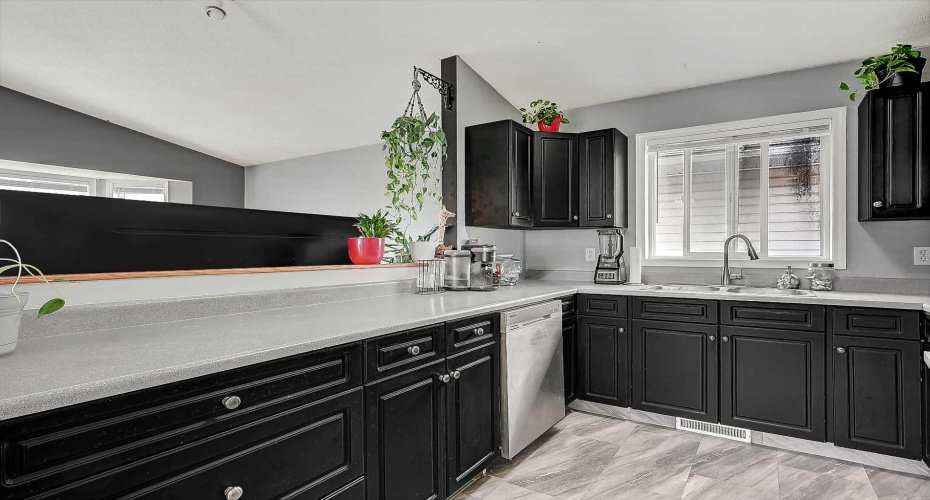 9748 123 Avenue, Grande Prairie, Alberta T8V7K9, 3 Bedroom Bedrooms, 0 ,2 BathroomBathrooms,Residential,For Sale,123,0,A2326950