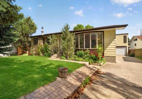 135 Huntcroft Way, Calgary, Alberta T2K 4E4, 4 Bedroom Bedrooms, 0 ,2 BathroomBathrooms,Residential,For Sale,Huntcroft,0,A2322910