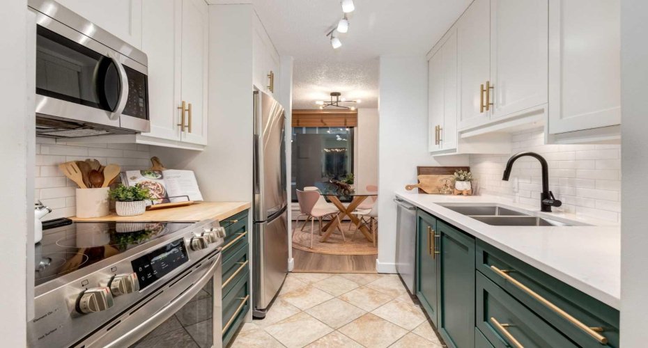 718 12 Avenue, Calgary, Alberta T2R 0H7, 2 Bedroom Bedrooms, 0 ,1 BathroomBathrooms,Residential,For Sale,12,0,A2278007