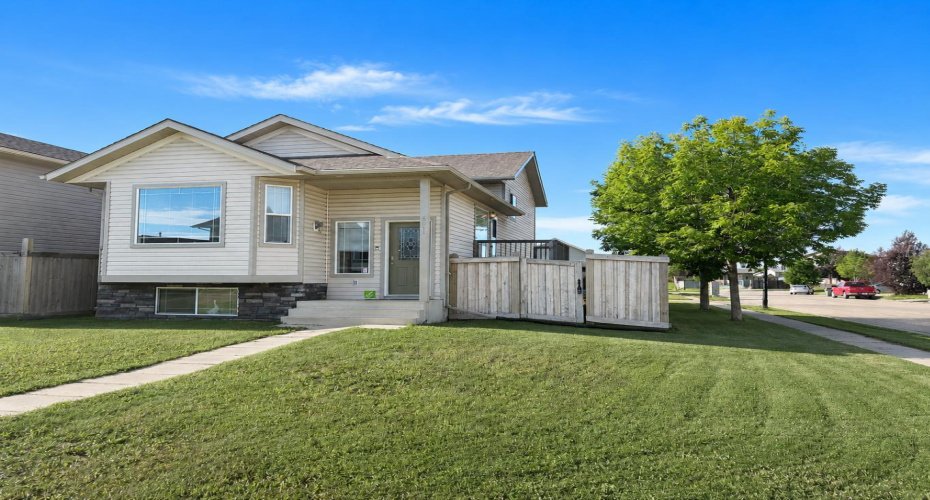 8941 70 Avenue, Grande Prairie, Alberta T8X 0C1, 4 Bedroom Bedrooms, 0 ,2 BathroomBathrooms,Residential,For Sale,70,0,A2302650