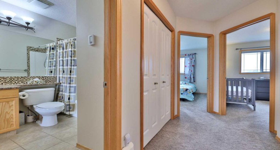 Main Washroom / Hallway