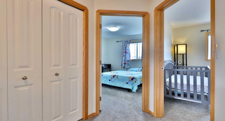 Hallway to 2 more Bedrooms