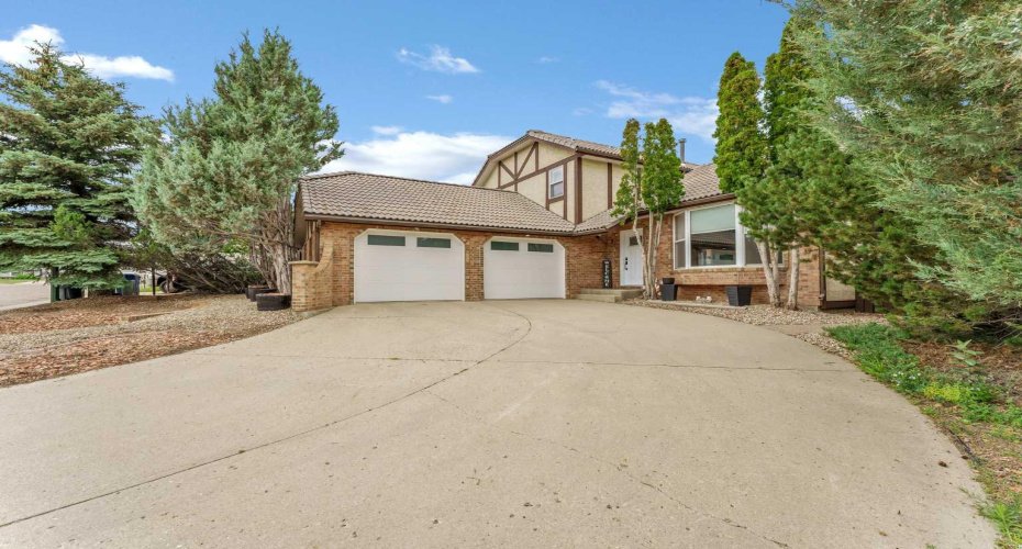 8 Ross View Bay, Medicine Hat, Alberta T1B3H9, 6 Bedroom Bedrooms, 0 ,4 BathroomBathrooms,Residential,For Sale,Ross View,0,A2327352
