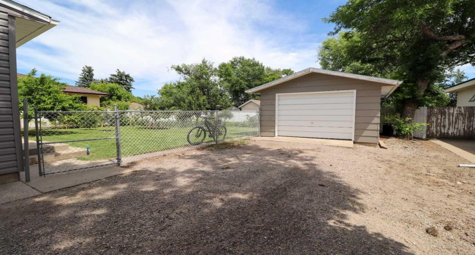 Garage/ Back Yard