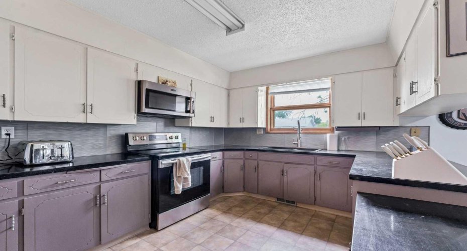 213 6 Street, Redcliff, Alberta T0J 2P0, 3 Bedroom Bedrooms, 0 ,2 BathroomBathrooms,Residential,For Sale,6,0,A2327372