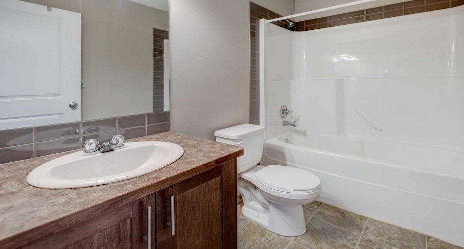 Upper floor 4-pc bathroom