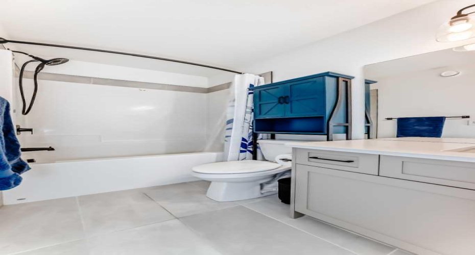 Upper level 4 piece bath