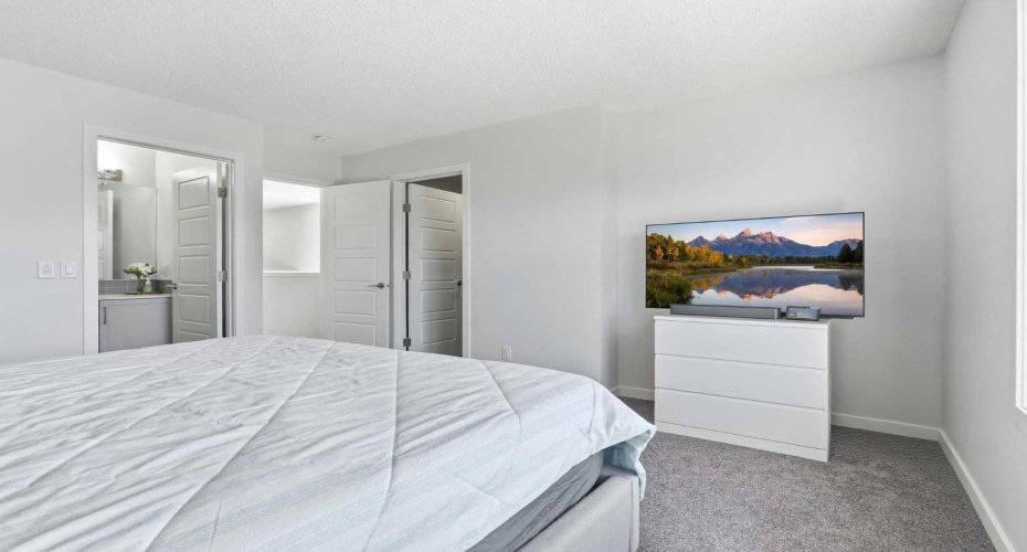 Owner's suite 13'10"X14'6"
