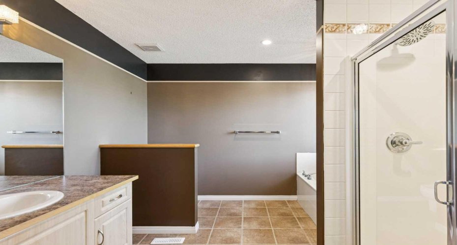 225 West Lakeview Drive, Chestermere, Alberta T1X1S1, 3 Bedrooms Bedrooms, ,3 BathroomsBathrooms,Residential,For Sale,West Lakeview,A2327594