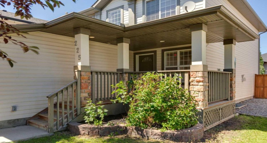 225 West Lakeview Drive, Chestermere, Alberta T1X1S1, 3 Bedrooms Bedrooms, ,3 BathroomsBathrooms,Residential,For Sale,West Lakeview,A2327594