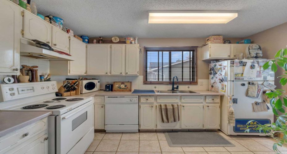 115 Deerfield Drive, Calgary, Alberta T2J 6T9, 2 Bedroom Bedrooms, 0 ,1 BathroomBathrooms,Residential,For Sale,Deerfield,0,A2327703