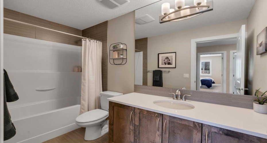 upper common / kids bathroom