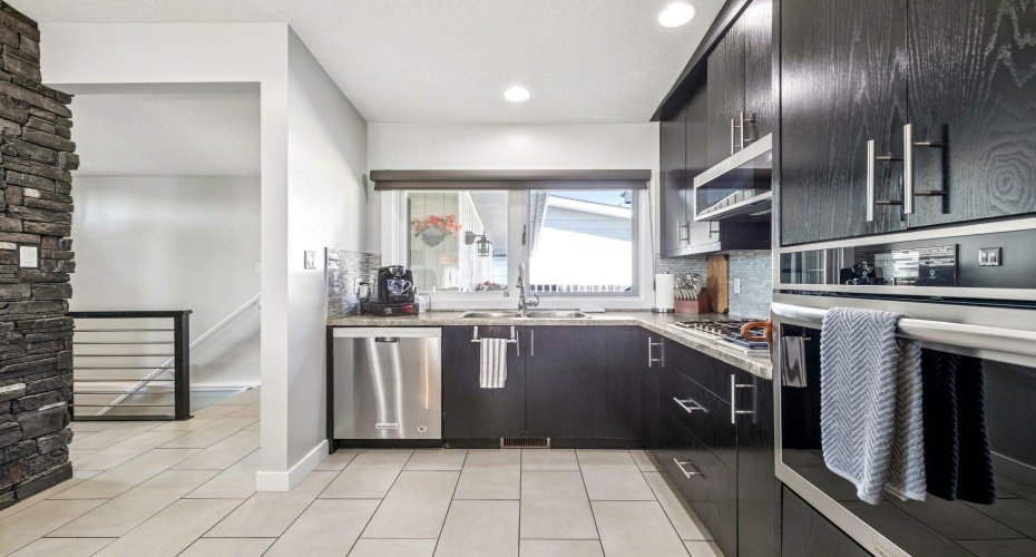 724 Willacy Drive, Calgary, Alberta T2J2B1, 5 Bedroom Bedrooms, 0 ,3 BathroomBathrooms,Residential,For Sale,Willacy,0,A2322658