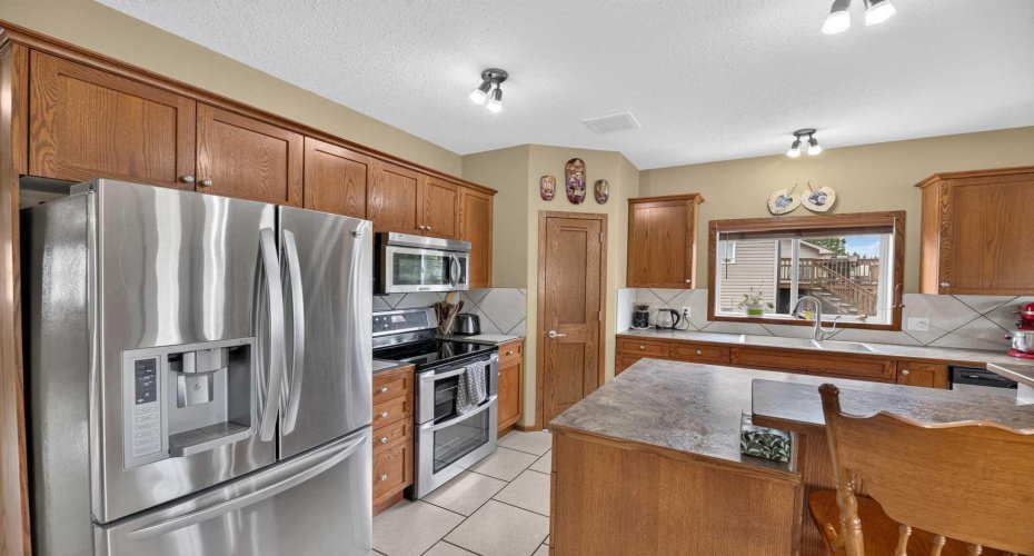 10 Vantage Crescent, Olds, Alberta T4H0A8, 6 Bedroom Bedrooms, 0 ,3 BathroomBathrooms,Residential,For Sale,Vantage,0,A2322667