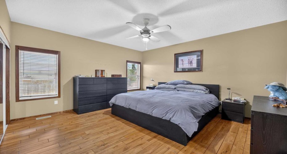 10 Vantage Crescent, Olds, Alberta T4H0A8, 6 Bedroom Bedrooms, 0 ,3 BathroomBathrooms,Residential,For Sale,Vantage,0,A2322667