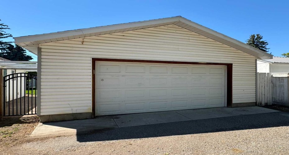 Newly-built Double Detached Garage