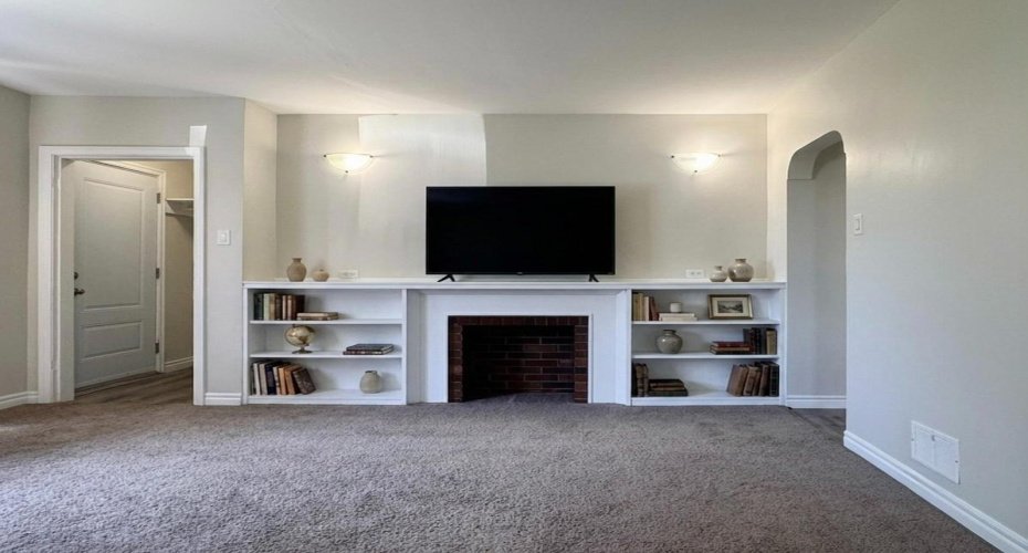 Living Room (Digitally Staged Photo)