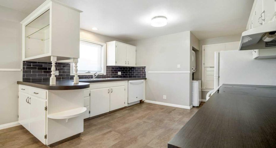 1726 13 Avenue, Lethbridge, Alberta T1K 0R9, 5 Bedroom Bedrooms, 0 ,2 BathroomBathrooms,Residential,For Sale,13,0,A2324661