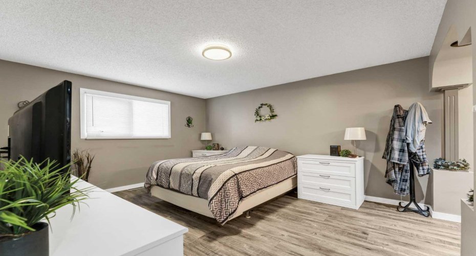 214 Shannon Drive, Medicine Hat, Alberta T1B 4A7, 5 Bedroom Bedrooms, 0 ,3 BathroomBathrooms,Residential,For Sale,Shannon,0,A2325501