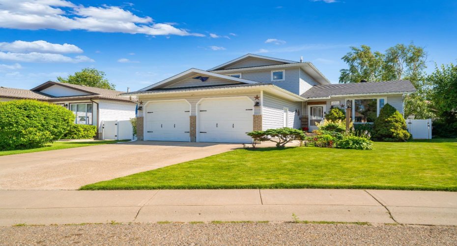 1630 31 Street, Medicine Hat, Alberta T1A8J8, 5 Bedroom Bedrooms, 0 ,4 BathroomBathrooms,Residential,For Sale,31,0,A2326710