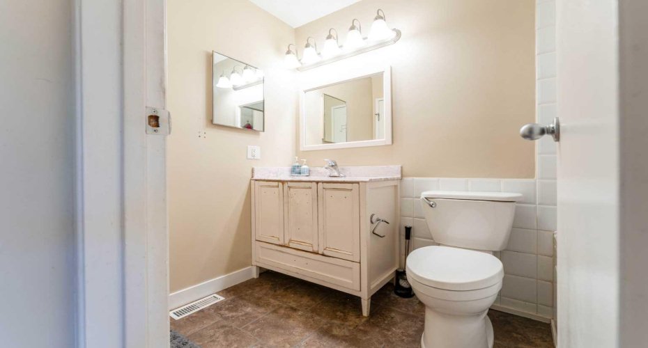 Upstairs Full Bathroom