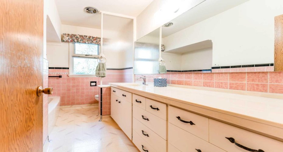 1122 9 Street, Calgary, Alberta T2M3K8, 5 Bedroom Bedrooms, 0 ,2 BathroomBathrooms,Residential,For Sale,9,0,A2326988